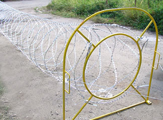 Mobile barrier spiral razor concertina